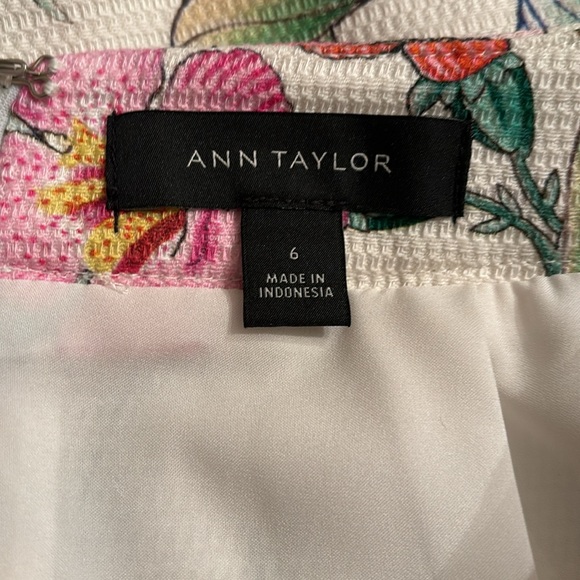 Fully lined Ann Taylor floral pencil skirt. Zip closure NWOT - Picture 3 of 4